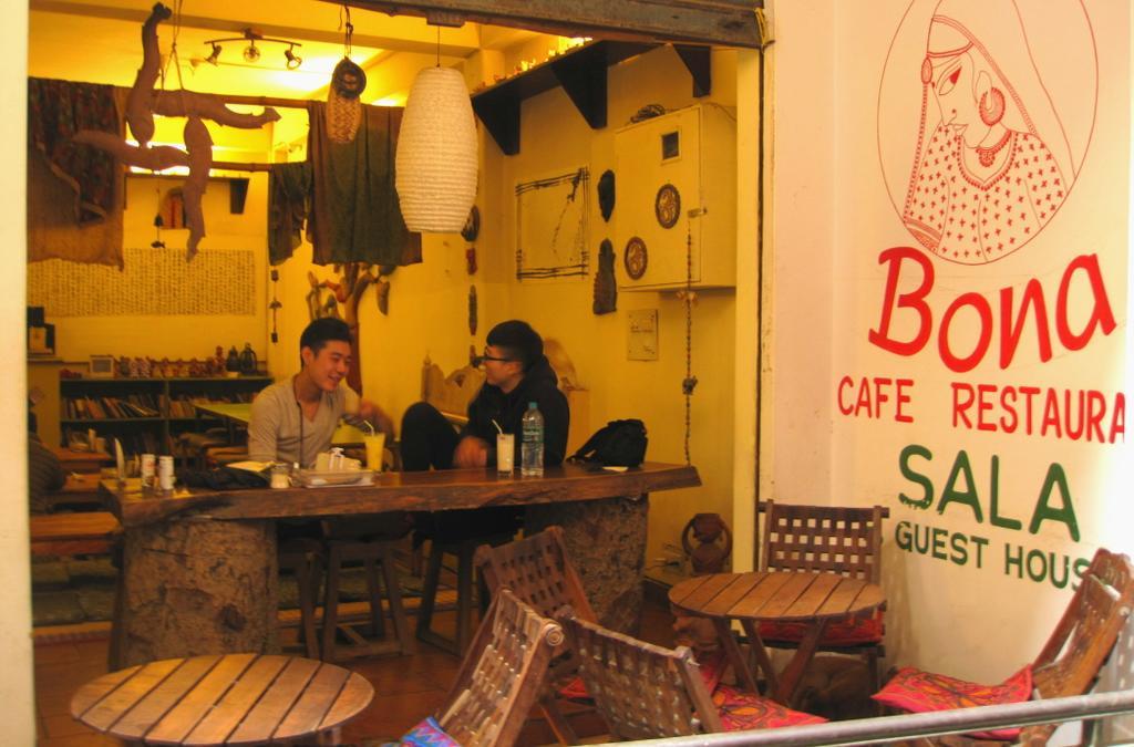 Bona Cafe Restaurant & Sala Guest House Varanasi Exterior foto